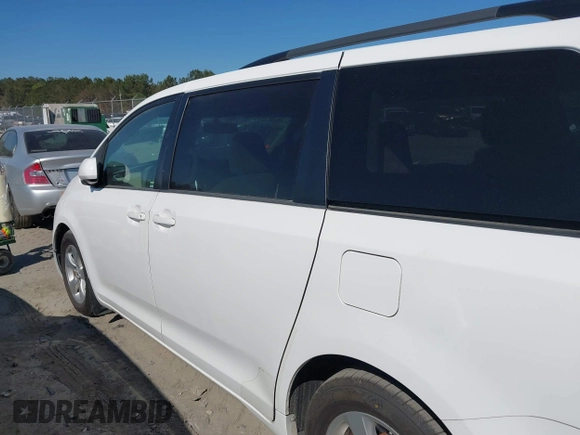 2016 Toyota Sienna LE AAS с VIN 5TDKK3DC0GS731995, выставлен на аукционе IAAI как лот 41856946 с пробегом 19 700 миль миль и . История ставок и продаж доступна на DreamBid. Изображение 14.