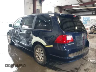 2014 Volkswagen Routan SE with VIN 2C4RVABG2ER134482, listed as a IAAI auction lot 41533277 with 118,193 mi miles and . Bid and sale history available at DreamBid. Image 3.