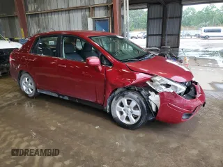 2008 Nissan Versa S z VIN 3N1BC11E18L391581, wystawiony jako Copart lot #56108515 z przebiegiem 172 996 mil mil oraz Szkoda całkowita • Salvage title. Historia ofert i sprzedaży dostępna na DreamBid. Obrazek 4.