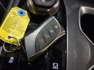 2024 Lexus RZ 300e Premium z VIN JTJABABB4RA001496, wystawiony jako IAAI lot #41402646 z przebiegiem 4 819 mil mil oraz . Historia ofert i sprzedaży dostępna na DreamBid. Obrazek 11.