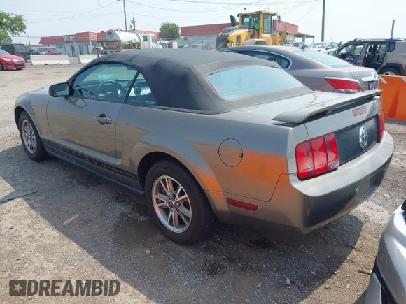 2005 Ford Mustang Deluxe with VIN 1ZVFT84N955183489, listed as a IAAI auction lot 42473437 with 221,709 mi miles and . Bid and sale history available at DreamBid. Image 3.