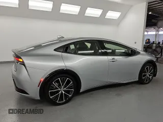 2025 Toyota Prius LE z VIN JTDACAAU2S3049706, wystawiony jako Copart lot #59627175 z przebiegiem 3 581 mil mil oraz Czysty tytuł • Clean title. Historia ofert i sprzedaży dostępna na DreamBid. Obrazek 3.