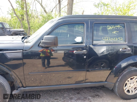 2009 Dodge Nitro SE z VIN 1D8GT28K69W505396, wystawiony jako IAAI lot #42104252 z przebiegiem 144 026 mil mil oraz . Historia ofert i sprzedaży dostępna na DreamBid. Obrazek 14.