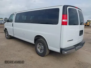 2025 Chevrolet Express Passenger z VIN 1GAZGPF76S1104773, wystawiony jako IAAI lot #42420538 z przebiegiem 19 507 mil mil oraz . Historia ofert i sprzedaży dostępna na DreamBid. Obrazek 3.
