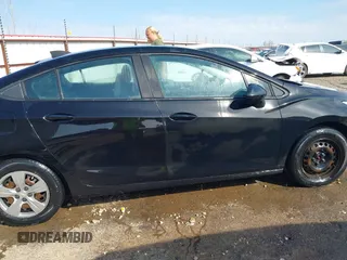 2017 Chevrolet Cruze LS z VIN 1G1BC5SM3H7117757, wystawiony jako IAAI lot #41870272 z przebiegiem 138 949 mil mil oraz . Historia ofert i sprzedaży dostępna na DreamBid. Obrazek 13.