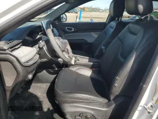 2024 Jeep Compass Latitude Lux z VIN 3C4NJDFN7RT104207, wystawiony jako Copart lot #47723925 z przebiegiem 14 935 mil mil oraz Szkoda całkowita • Salvage title. Historia ofert i sprzedaży dostępna na DreamBid. Obrazek 7.