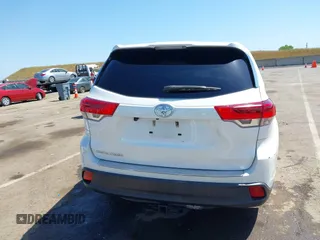 2017 Toyota Highlander LE z VIN 5TDZZRFH7HS221067, wystawiony jako IAAI lot #42168559 z przebiegiem 93 827 mil mil oraz . Historia ofert i sprzedaży dostępna na DreamBid. Obrazek 17.