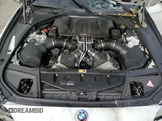 2015 BMW M5 z VIN WBSFV9C53FD595315, wystawiony jako Copart lot #39656653 z przebiegiem 85 869 mil mil oraz . Historia ofert i sprzedaży dostępna na DreamBid. Obrazek 11.