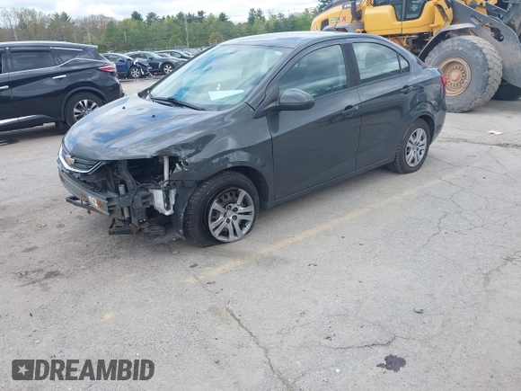 2017 Chevrolet Sonic LS z VIN 1G1JB5SH7H4127078, wystawiony jako IAAI lot #42130130 z przebiegiem 114 734 mil mil oraz . Historia ofert i sprzedaży dostępna na DreamBid. Obrazek 2.