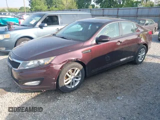 2013 Kia Optima LX z VIN 5XXGM4A72DG133899, wystawiony jako IAAI lot #42408160 z przebiegiem 180 185 mil mil oraz . Historia ofert i sprzedaży dostępna na DreamBid. Obrazek 2.