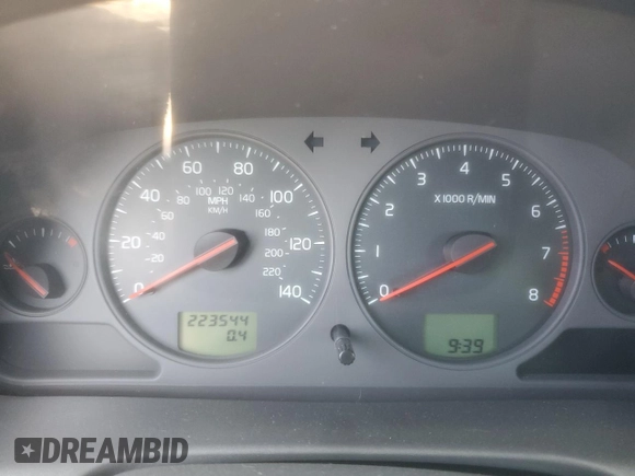 2004 Volvo V40 z VIN YV1VW27564F038086, wystawiony jako Copart lot #69464094 z przebiegiem 223 544 mil mil oraz Czysty tytuł • Clean title. Historia ofert i sprzedaży dostępna na DreamBid. Obrazek 9.