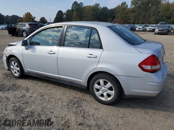 2007 Nissan Versa SL z VIN 3N1BC11EX7L454398, wystawiony jako Copart lot #78073444 z przebiegiem 94 568 mil mil oraz Szkoda całkowita • Salvage title. Historia ofert i sprzedaży dostępna na DreamBid. Obrazek 2.