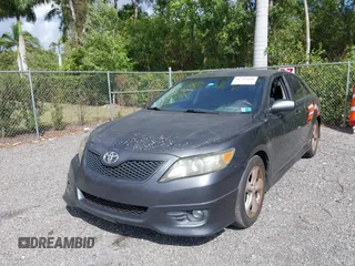 2011 Toyota Camry LE z VIN 4T1BF3EK8BU743564, wystawiony jako IAAI lot #41795818 z przebiegiem 168 877 mil mil oraz . Historia ofert i sprzedaży dostępna na DreamBid. Obrazek 12.