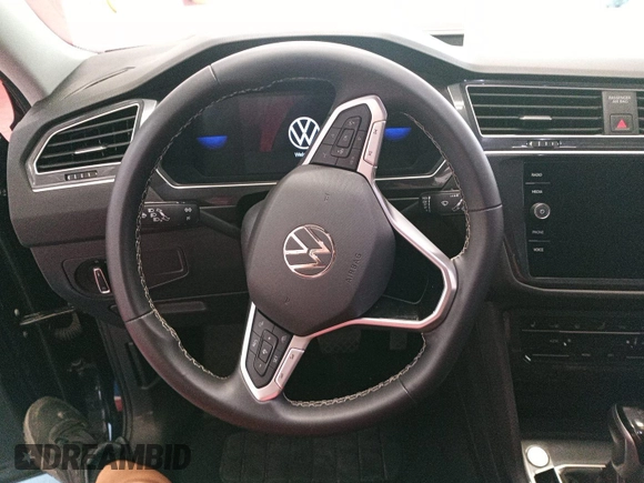 2024 Volkswagen Tiguan SE z VIN 3VV3B7AX4RM076330, wystawiony jako IAAI lot #42752482 z przebiegiem 25 282 mil mil oraz . Historia ofert i sprzedaży dostępna na DreamBid. Obrazek 9.