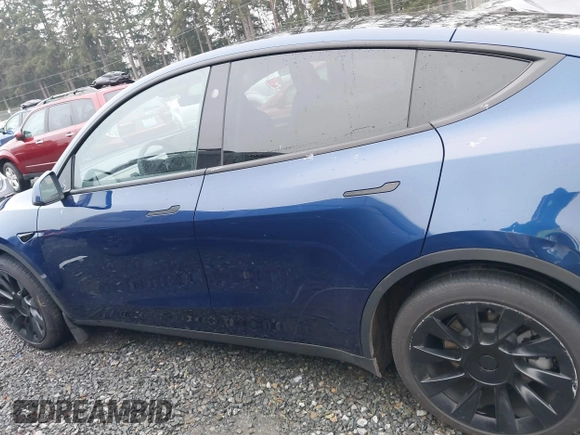 2024 Tesla Model Y Long Range with VIN 7SAYGDEE9RF066607, listed as a IAAI auction lot 40895482 with 9,988 mi miles. Bid and sale history available at carsss.com. Image 14.