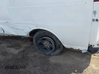2004 Chevrolet Express Cargo z VIN 1GCFG15X741224268, wystawiony jako IAAI lot #41788116 z przebiegiem Nie podano mil oraz . Historia ofert i sprzedaży dostępna na DreamBid. Obrazek 6.