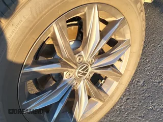2024 Volkswagen Tiguan SE z VIN 3VV3B7AX0RM107010, wystawiony jako IAAI lot #42845198 z przebiegiem 22 903 mil mil oraz . Historia ofert i sprzedaży dostępna na DreamBid. Obrazek 10.