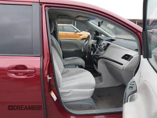 2014 Toyota Sienna LE AAS z VIN 5TDKK3DC9ES466877, wystawiony jako IAAI lot #42298356 z przebiegiem 189 826 mil mil oraz . Historia ofert i sprzedaży dostępna na DreamBid. Obrazek 5.