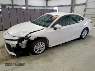 2025 Toyota Camry LE z VIN 4T1DAACK4SU536040, wystawiony jako Copart lot #58189475 z przebiegiem 16 965 mil mil oraz Czysty tytuł • Clean title. Historia ofert i sprzedaży dostępna na DreamBid. Obrazek 1.