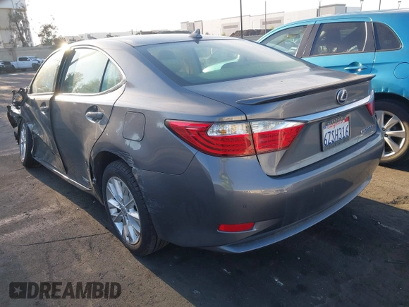 2013 Lexus ES 300h z VIN JTHBW1GG3D2015178, wystawiony jako IAAI lot #42045484 z przebiegiem 104 301 mil mil oraz . Historia ofert i sprzedaży dostępna na DreamBid. Obrazek 3.