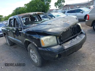 2005 Dodge Dakota Laramie z VIN 1D7HW58N05S195386, wystawiony jako IAAI lot #42340629 z przebiegiem Nie podano mil oraz . Historia ofert i sprzedaży dostępna na DreamBid. Obrazek 1.