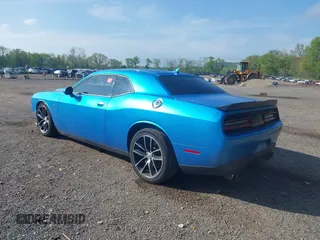 2016 Dodge Challenger R/T Scat Pack z VIN 2C3CDZFJ9GH100372, wystawiony jako IAAI lot #42221915 z przebiegiem 66 896 mil mil oraz . Historia ofert i sprzedaży dostępna na DreamBid. Obrazek 3.