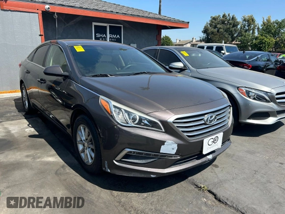 2015 Hyundai Sonata SE z VIN 5NPE24AF3FH182847, wystawiony jako Copart lot #58872415 z przebiegiem 134 917 mil mil oraz Czysty tytuł • Clean title. Historia ofert i sprzedaży dostępna na DreamBid. Obrazek 1.