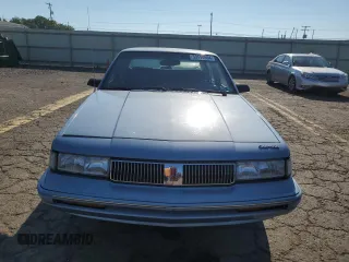 1993 Oldsmobile Cutlass Ciera S z VIN 1G3AG54N3P6330824, wystawiony jako Copart lot #59590864 z przebiegiem 2689 mil mil oraz Tytuł czysty. Historia ofert i sprzedaży dostępna na DreamBid. Obrazek 5.