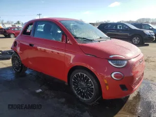 2024 FIAT 500e INSPI(RED) z VIN ZFAFFAA49RX207188, wystawiony jako Copart lot #53479385 z przebiegiem 1406 mil mil oraz Szkody całkowita. Historia ofert i sprzedaży dostępna na DreamBid. Obrazek 4.