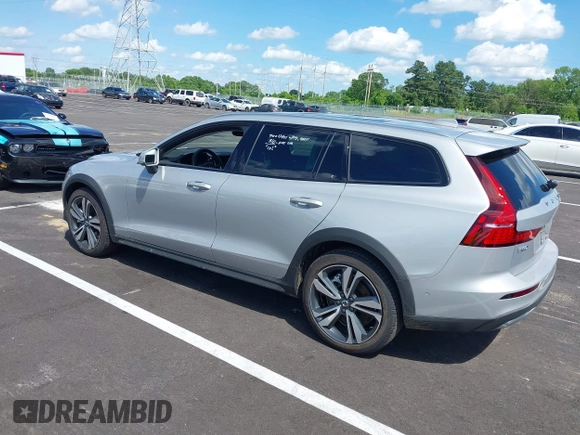 2025 Volvo V60 Plus z VIN YV4L12WK3S2148033, wystawiony jako IAAI lot #42389242 z przebiegiem 1 471 mil mil oraz . Historia ofert i sprzedaży dostępna na DreamBid. Obrazek 3.