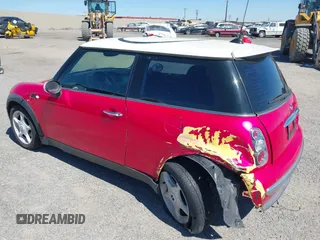 2004 MINI Hardtop z VIN WMWRC33444TJ62861, wystawiony jako IAAI lot #42795569 z przebiegiem 113 840 mil mil oraz . Historia ofert i sprzedaży dostępna na DreamBid. Obrazek 3.