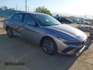 2024 Hyundai Elantra Blue z VIN KMHLM4DJ0RU103156, wystawiony jako IAAI lot #41947405 z przebiegiem 6 864 mil mil oraz . Historia ofert i sprzedaży dostępna na DreamBid. Obrazek 1.