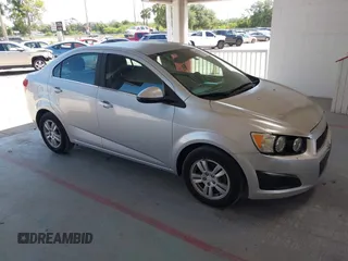 2015 Chevrolet Sonic LT z VIN 1G1JC5SH6F4137658, wystawiony jako IAAI lot #42276880 z przebiegiem 75 931 mil mil oraz . Historia ofert i sprzedaży dostępna na DreamBid. Obrazek 1.