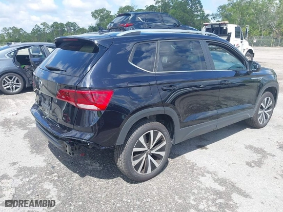 2024 Volkswagen Taos SE with VIN 3VVEX7B27RM124612, listed as a IAAI auction lot 41921014 with 8,880 mi miles. Bid and sale history available at carsss.com. Image 4.