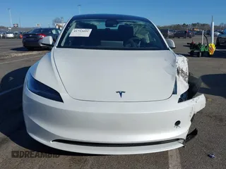 2025 Tesla Model 3 Long Range z VIN 5YJ3E1EB3SF911796, wystawiony jako IAAI lot #41753091 z przebiegiem 1 751 mil mil oraz . Historia ofert i sprzedaży dostępna na DreamBid. Obrazek 12.