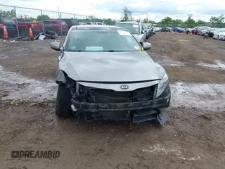 2013 Kia Optima SX z VIN 5XXGR4A65DG120332, wystawiony jako IAAI lot #42323216 z przebiegiem Nie podano mil oraz . Historia ofert i sprzedaży dostępna na DreamBid. Obrazek 6.