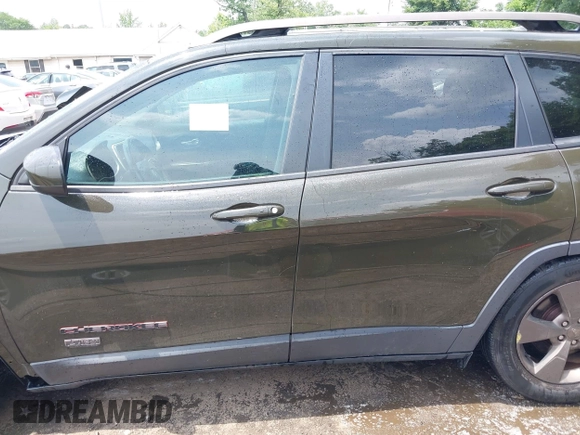 2016 Jeep Cherokee Latitude z VIN 1C4PJMCS3GW326575, wystawiony jako IAAI lot #42502217 z przebiegiem 76 805 mil mil oraz . Historia ofert i sprzedaży dostępna na DreamBid. Obrazek 14.