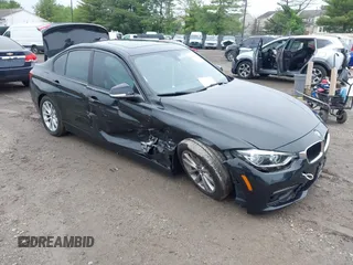 2018 BMW 3 Series 320i xDrive z VIN WBA8E5G59JNU46619, wystawiony jako IAAI lot #42279952 z przebiegiem 44 929 mil mil oraz . Historia ofert i sprzedaży dostępna na DreamBid. Obrazek 1.
