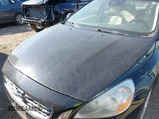 2013 Volvo S60 T5 Premier z VIN YV1612FS8D2191148, wystawiony jako IAAI lot #41866362 z przebiegiem 200 847 mil mil oraz . Historia ofert i sprzedaży dostępna na DreamBid. Obrazek 6.