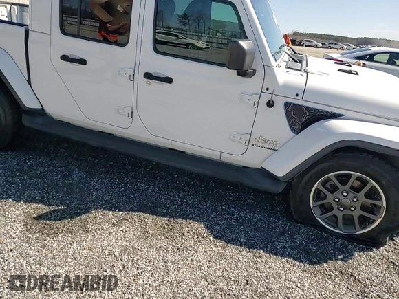 2020 Jeep Gladiator Overland with VIN 1C6HJTFGXLL181768, listed as a Copart auction lot 46243555 with 62,992 mi miles and Salvage title. Bid and sale history available at DreamBid. Image 13.
