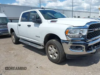 2024 Ram 2500 Big Horn z VIN 3C6UR5DJ3RG336409, wystawiony jako IAAI lot #42805488 z przebiegiem 31 485 mil mil oraz . Historia ofert i sprzedaży dostępna na DreamBid. Obrazek 1.