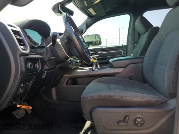 2020 Ram 1500 Big Horn z VIN 1C6SRFFT8LN397491, wystawiony jako Copart lot #55982305 z przebiegiem 74 639 mil mil oraz Szkoda całkowita • Salvage title. Historia ofert i sprzedaży dostępna na DreamBid. Obrazek 7.