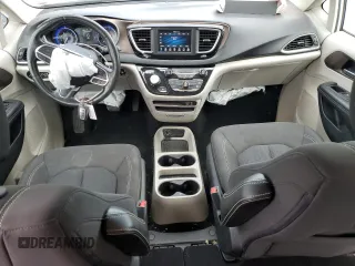 2020 Chrysler Voyager LX z VIN 2C4RC1CG0LR105113, wystawiony jako Copart lot #84686774 z przebiegiem 56 995 mil mil oraz Szkoda całkowita • Salvage title. Historia ofert i sprzedaży dostępna na DreamBid. Obrazek 8.