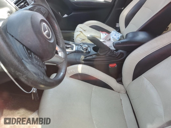 2014 Mazda 3 S Grand Touring z VIN JM1BM1M39E1101918, wystawiony jako Copart lot #55359215 z przebiegiem Nie podano mil oraz Nie do naprawy • Non repairable. Historia ofert i sprzedaży dostępna na DreamBid. Obrazek 7.
