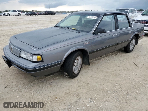 1992 Oldsmobile Cutlass z VIN 1G3AL54N4N6438104, wystawiony jako Copart lot #74415204 z przebiegiem 118 459 mil mil oraz Szkody całkowita. Historia ofert i sprzedaży dostępna na DreamBid. Obrazek 1.