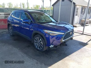 2022 Toyota Corolla Cross XLE z VIN 7MUDAABG0NV004896, wystawiony jako IAAI lot #42102055 z przebiegiem 38 961 mil mil oraz . Historia ofert i sprzedaży dostępna na DreamBid. Obrazek 1.