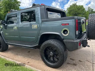 2005 Hummer H2 SUT z VIN 5GRGN22UX5H107012, wystawiony jako Copart lot #56375055 z przebiegiem 149 403 mil mil oraz Tytuł czysty. Historia ofert i sprzedaży dostępna na DreamBid. Obrazek 3.