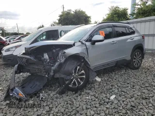 2023 Toyota Corolla Cross XLE z VIN 7MUDAABG6PV078570, wystawiony jako Copart lot #65246535 z przebiegiem 21 928 mil mil oraz Szkoda całkowita • Salvage title. Historia ofert i sprzedaży dostępna na DreamBid. Obrazek 1.