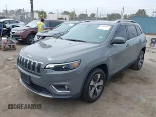 2019 Jeep Cherokee Limited z VIN 1C4PJLDB4KD365690, wystawiony jako IAAI lot #42378905 z przebiegiem 65 505 mil mil oraz . Historia ofert i sprzedaży dostępna na DreamBid. Obrazek 18.