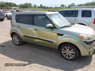 2013 Kia Soul + z VIN KNDJT2A6XD7486937, wystawiony jako IAAI lot #42087302 z przebiegiem 296 951 mil mil oraz . Historia ofert i sprzedaży dostępna na DreamBid. Obrazek 6.